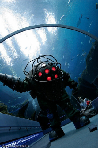 Illustration for article titled Aquariums Make The Best BioShock Cosplay Settings
